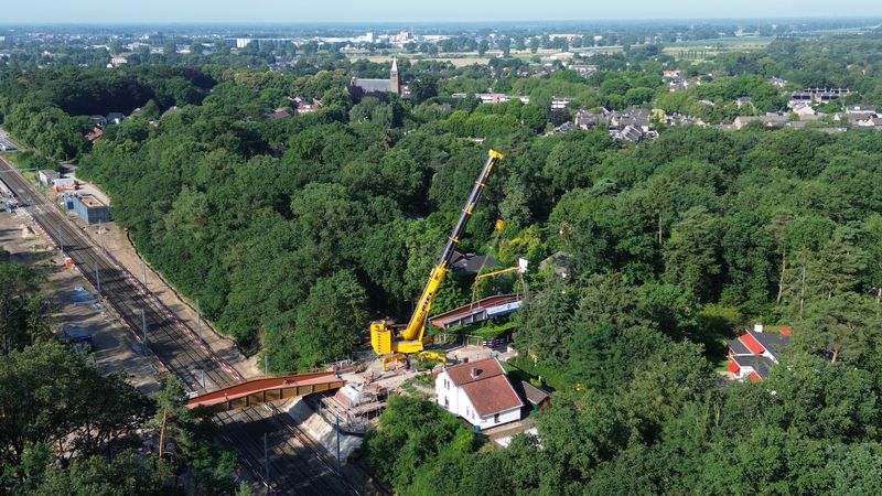 Plaatsing brug over de Maaslijn bij Molenhoek.